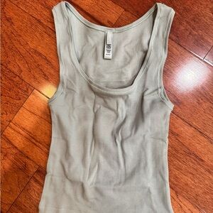 Skims cotton ribbed Tank Top Sz
M Color Vapor limited edition NWOT